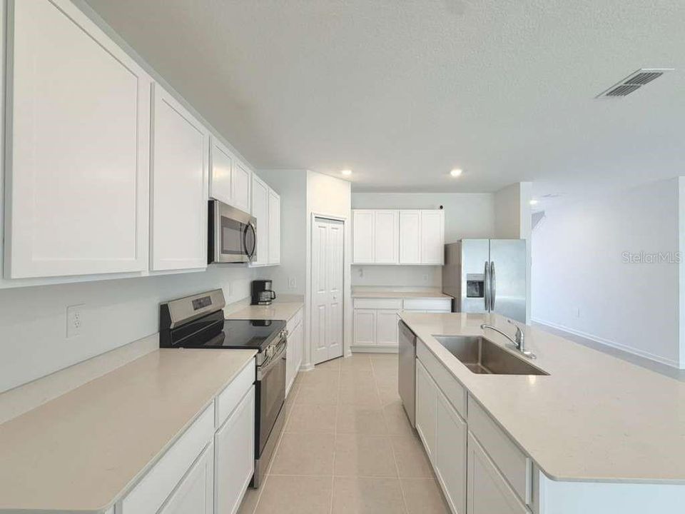 For Sale: $325,000 (6 beds, 3 baths, 2522 Square Feet)