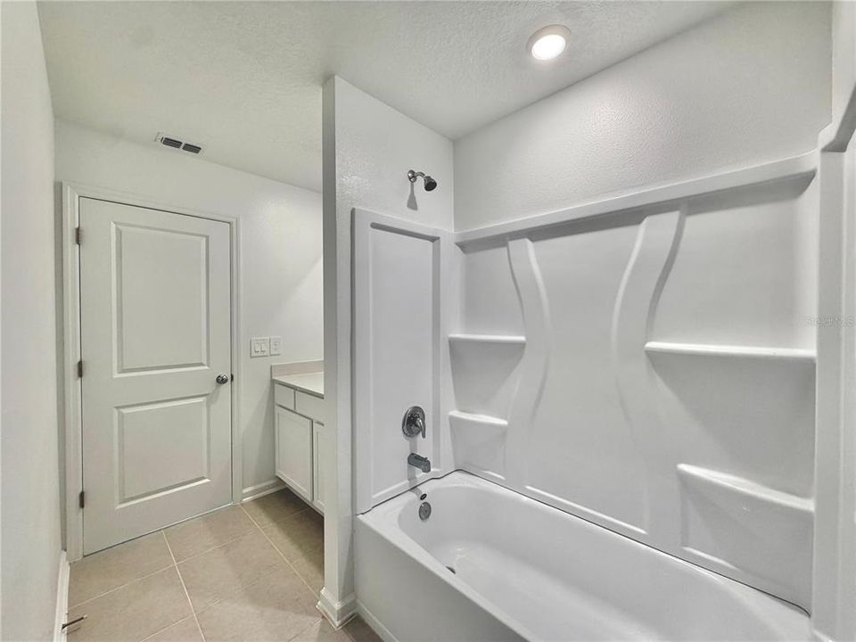 For Sale: $325,000 (6 beds, 3 baths, 2522 Square Feet)