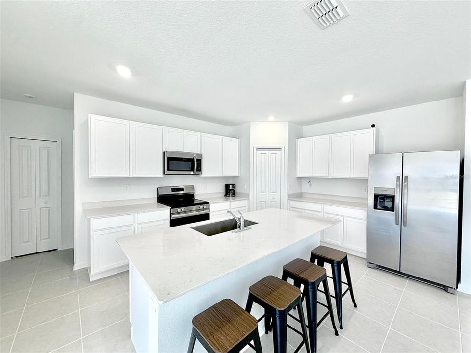For Sale: $325,000 (6 beds, 3 baths, 2522 Square Feet)