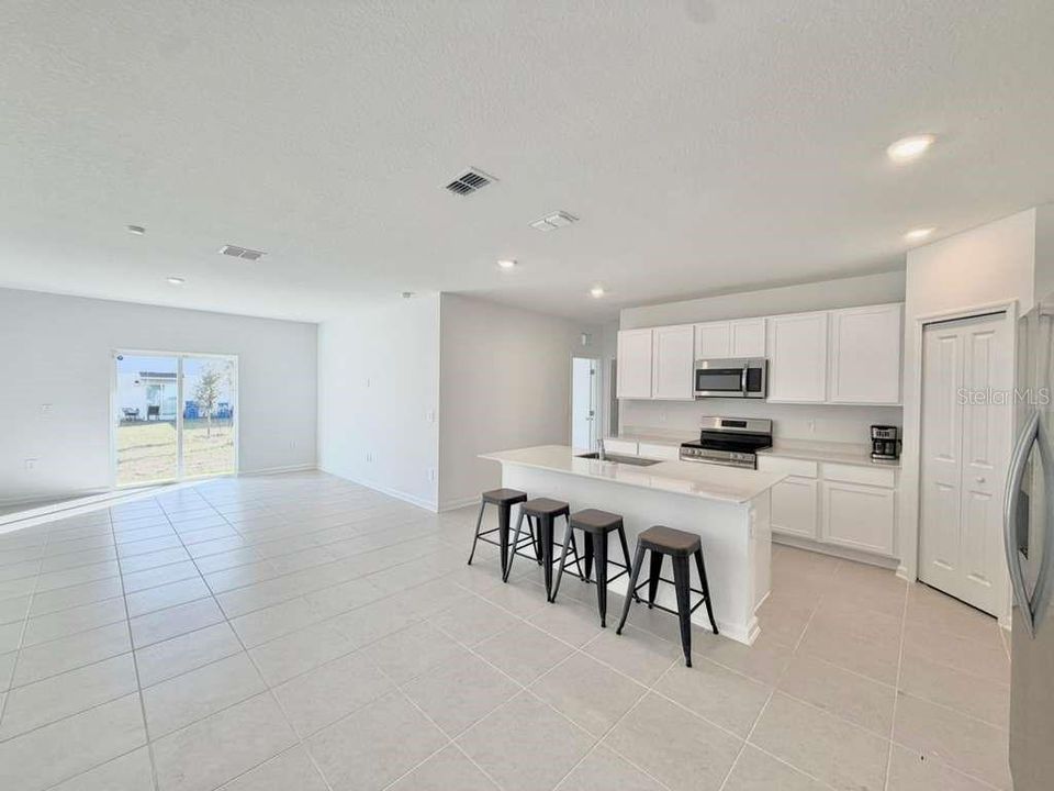 For Sale: $325,000 (6 beds, 3 baths, 2522 Square Feet)
