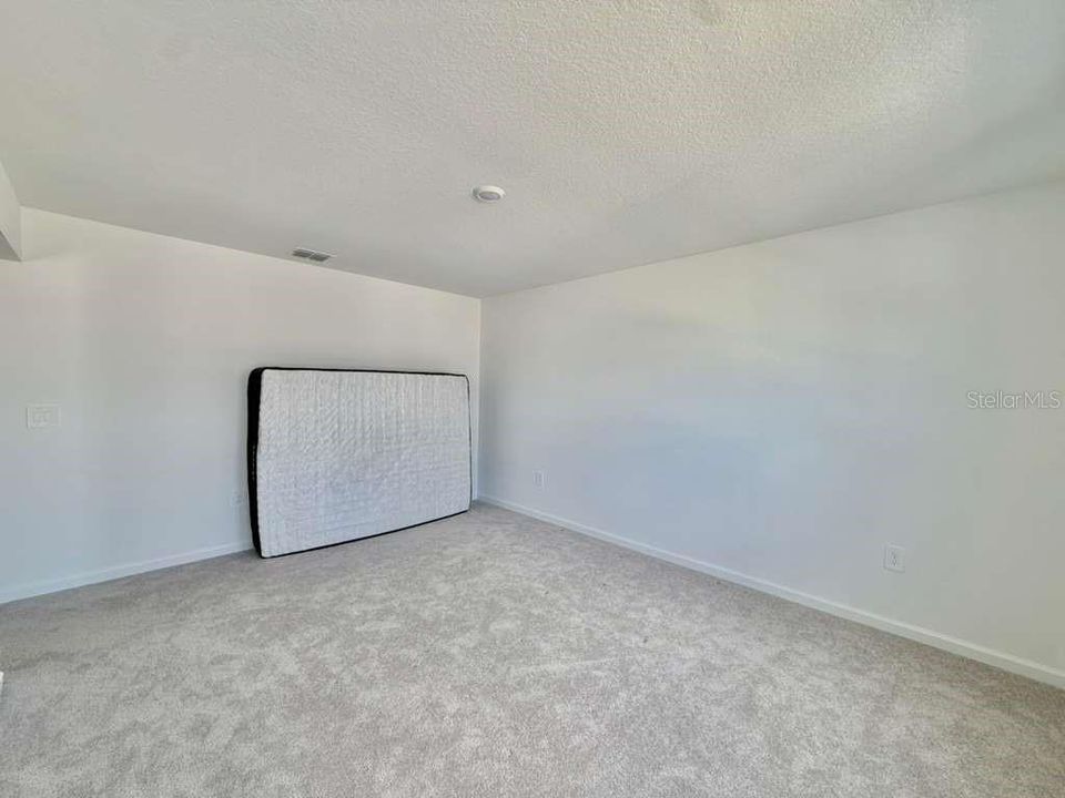 For Sale: $325,000 (6 beds, 3 baths, 2522 Square Feet)