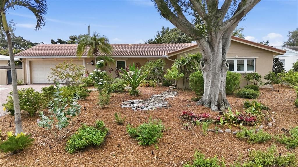 For Sale: $650,000 (3 beds, 2 baths, 1956 Square Feet)