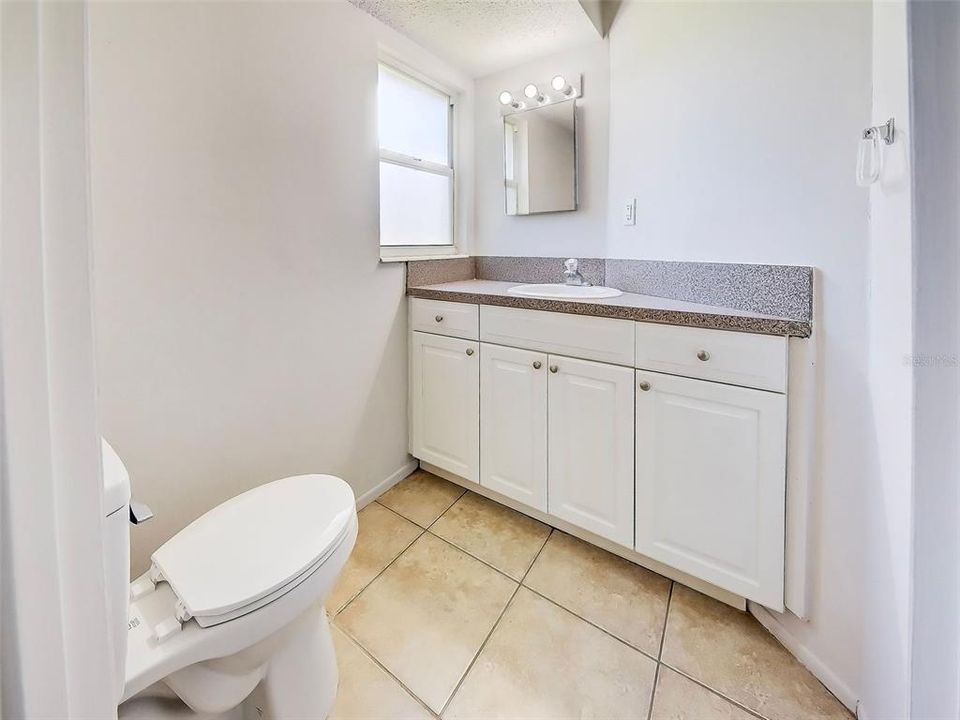 For Sale: $169,900 (2 beds, 1 baths, 912 Square Feet)