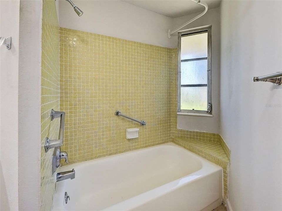 For Sale: $169,900 (2 beds, 1 baths, 912 Square Feet)