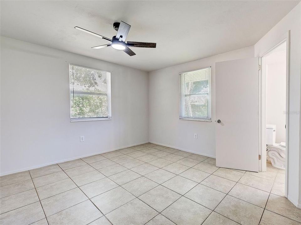 For Sale: $169,900 (2 beds, 1 baths, 912 Square Feet)