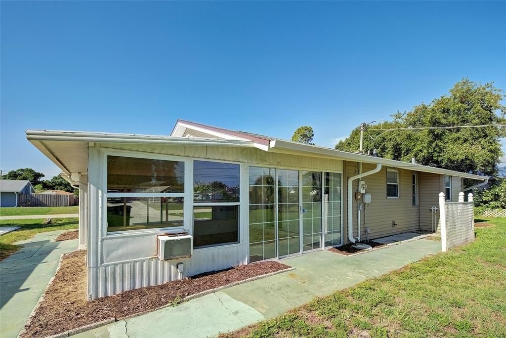 For Sale: $169,900 (2 beds, 1 baths, 912 Square Feet)