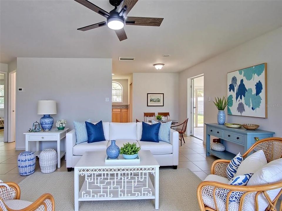 For Sale: $169,900 (2 beds, 1 baths, 912 Square Feet)