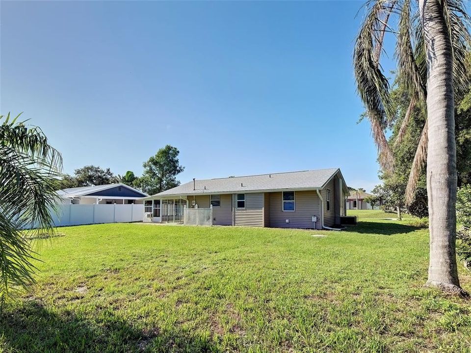 For Sale: $169,900 (2 beds, 1 baths, 912 Square Feet)