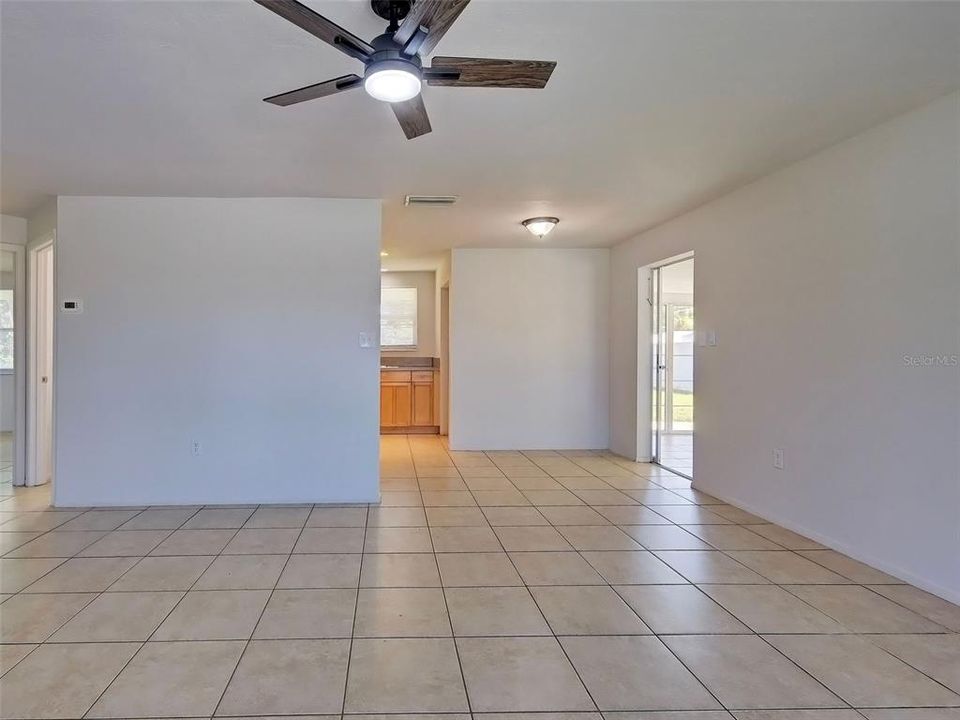 For Sale: $169,900 (2 beds, 1 baths, 912 Square Feet)