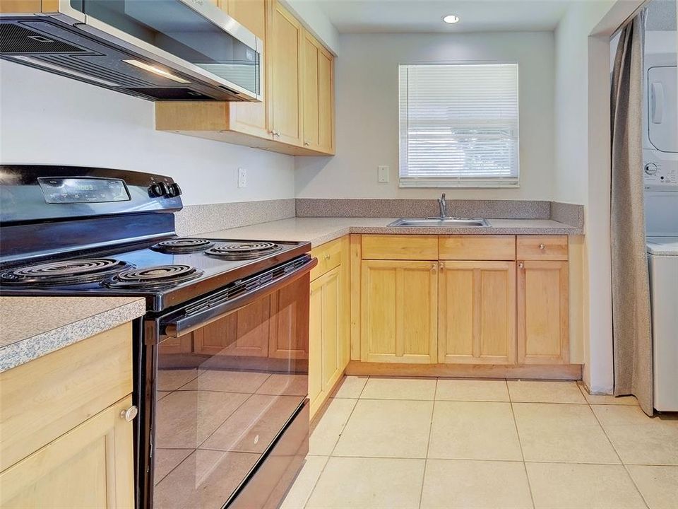 For Sale: $169,900 (2 beds, 1 baths, 912 Square Feet)
