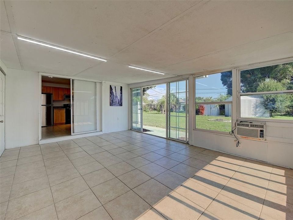 For Sale: $169,900 (2 beds, 1 baths, 912 Square Feet)