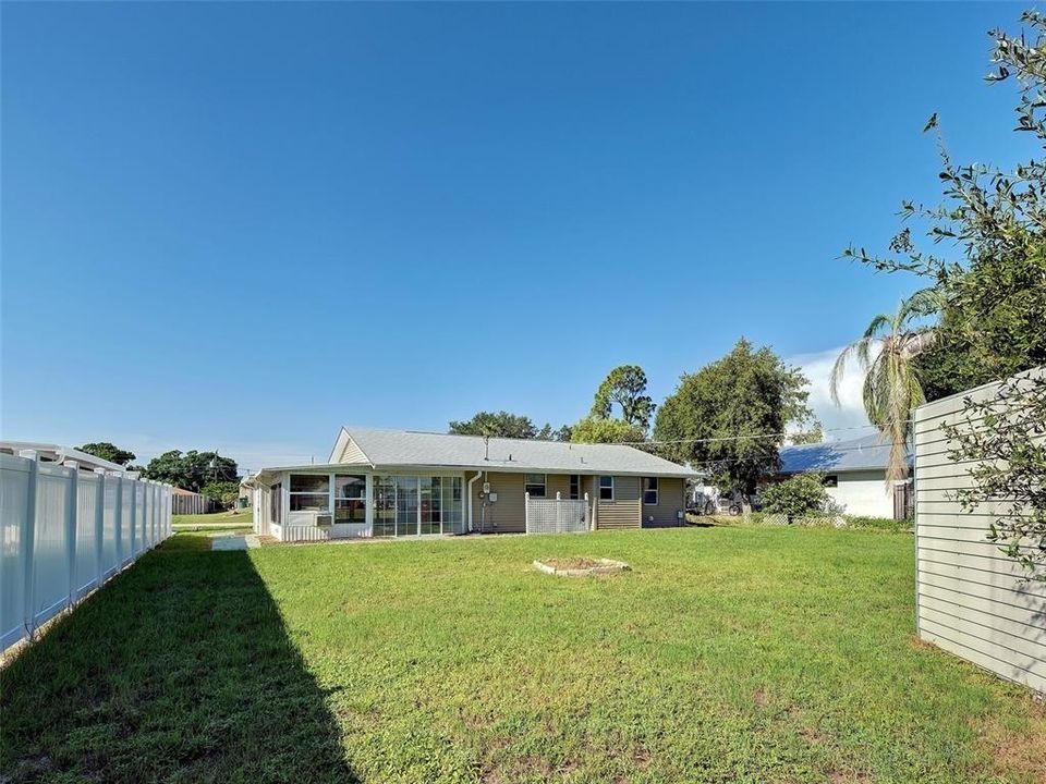 For Sale: $169,900 (2 beds, 1 baths, 912 Square Feet)