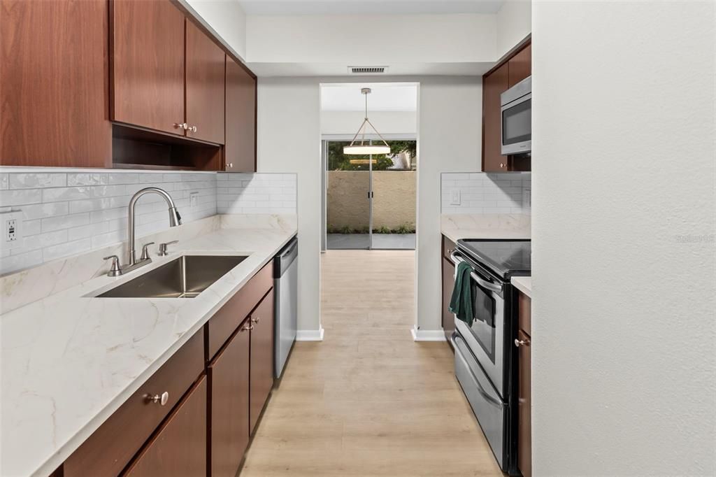 For Sale: $169,900 (2 beds, 1 baths, 1104 Square Feet)