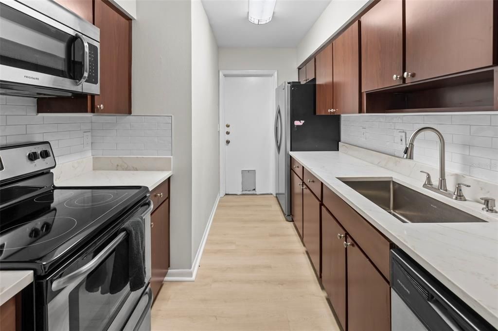 For Sale: $169,900 (2 beds, 1 baths, 1104 Square Feet)