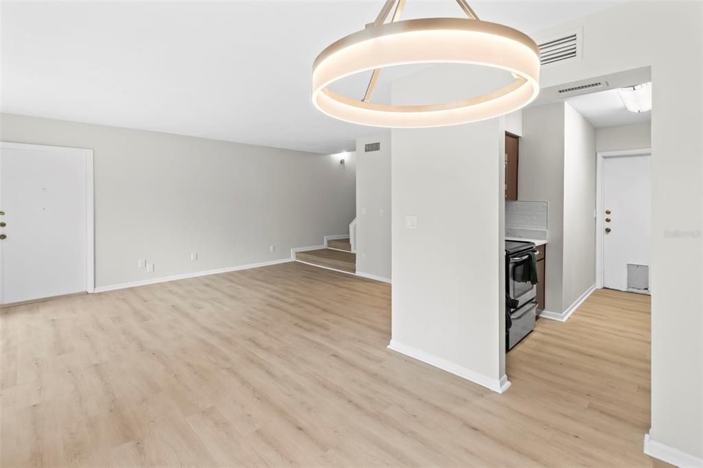 For Sale: $169,900 (2 beds, 1 baths, 1104 Square Feet)
