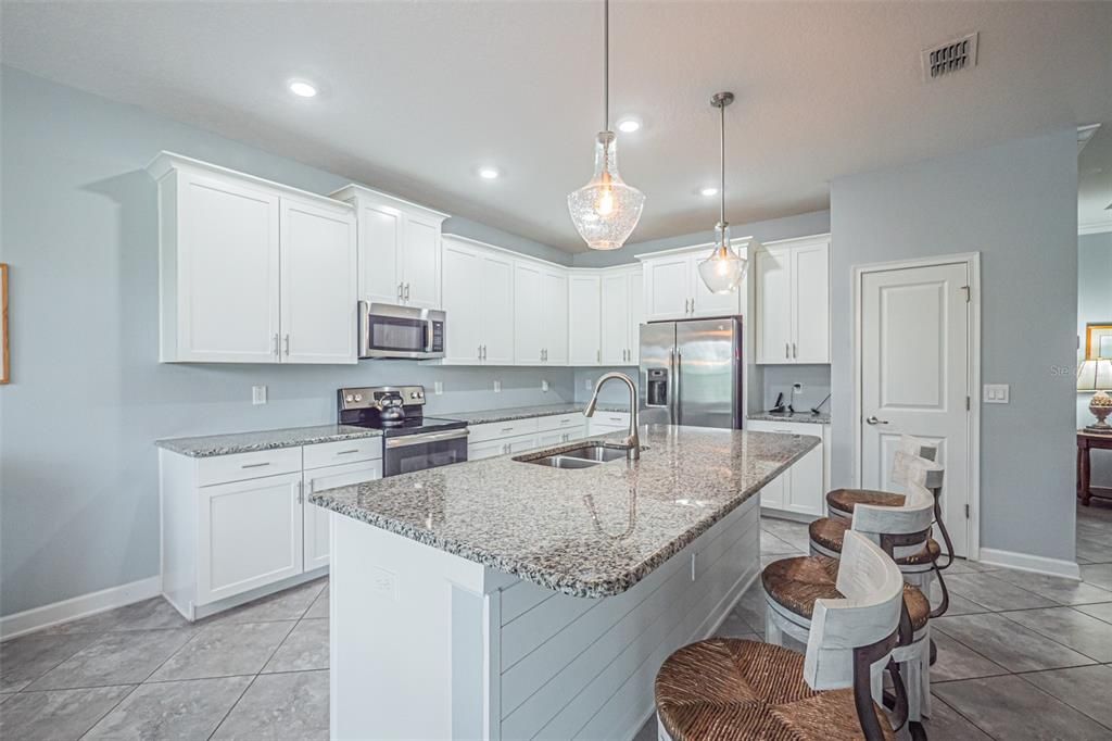 For Sale: $649,900 (4 beds, 2 baths, 2370 Square Feet)