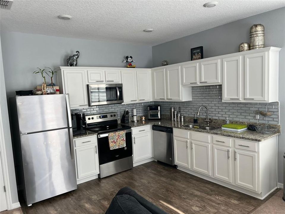 For Rent: $2,100 (3 beds, 2 baths, 1404 Square Feet)