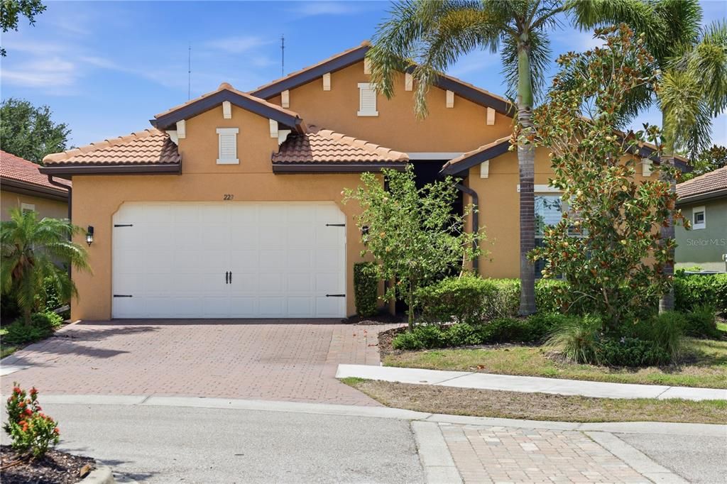 Activo con contrato: $559,000 (3 camas, 2 baños, 1996 Pies cuadrados)