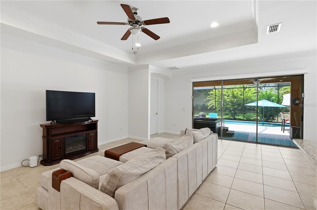 Activo con contrato: $559,000 (3 camas, 2 baños, 1996 Pies cuadrados)