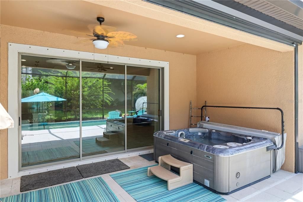 Activo con contrato: $559,000 (3 camas, 2 baños, 1996 Pies cuadrados)