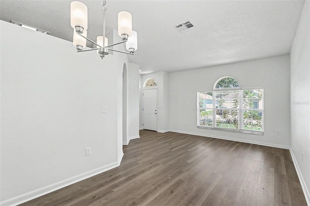 For Sale: $349,900 (4 beds, 2 baths, 1728 Square Feet)