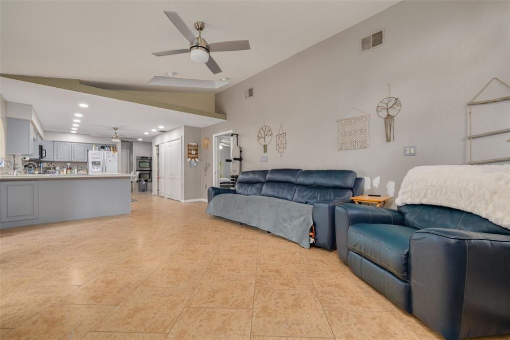 En Venta: $530,000 (3 camas, 2 baños, 2418 Pies cuadrados)