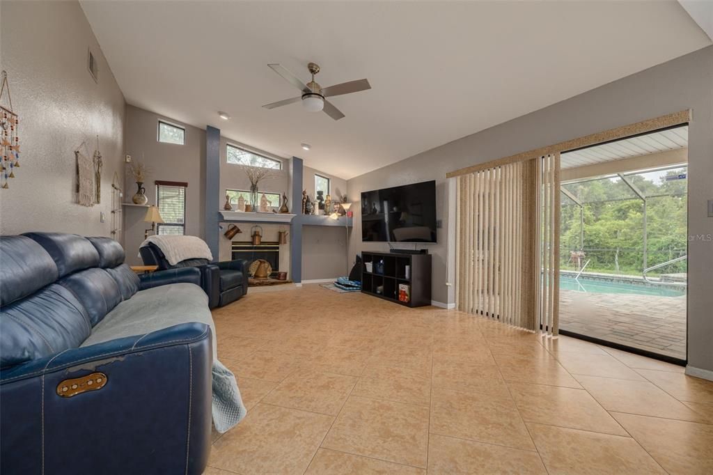 En Venta: $530,000 (3 camas, 2 baños, 2418 Pies cuadrados)