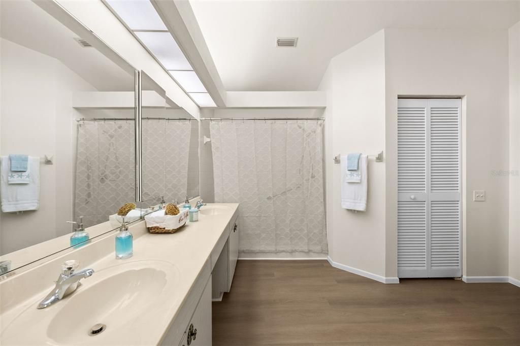En Venta: $330,000 (3 camas, 2 baños, 1716 Pies cuadrados)