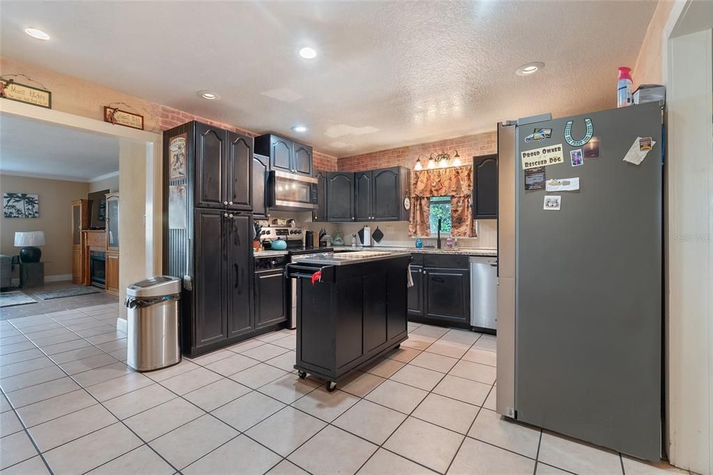For Sale: $325,000 (3 beds, 2 baths, 2221 Square Feet)