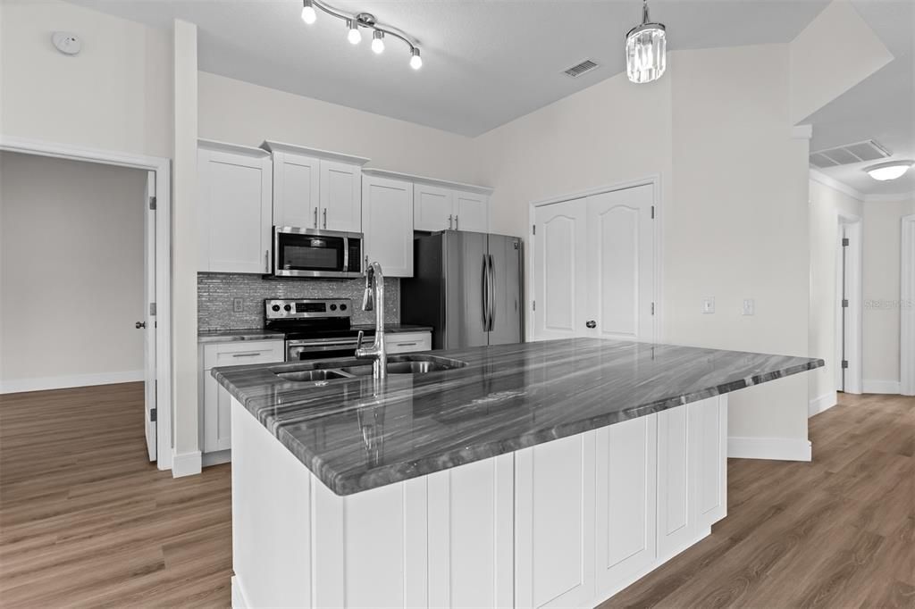 На продажу: $319,999 (3 спален, 2 ванн, 1596 Квадратных фут)
