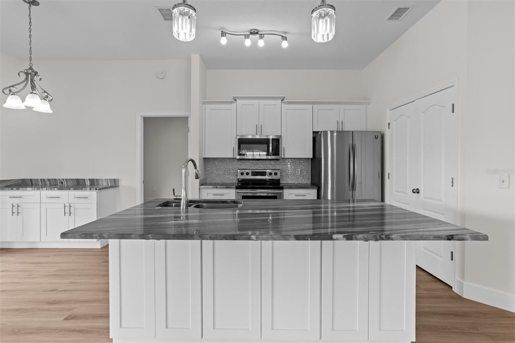 На продажу: $319,999 (3 спален, 2 ванн, 1596 Квадратных фут)