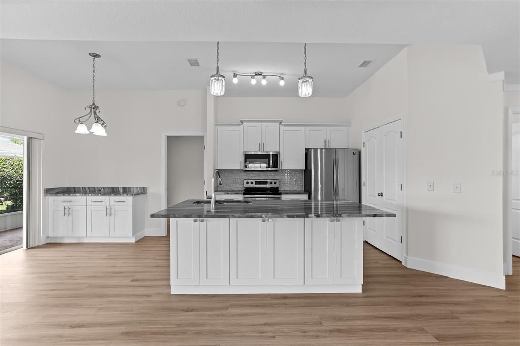 На продажу: $319,999 (3 спален, 2 ванн, 1596 Квадратных фут)