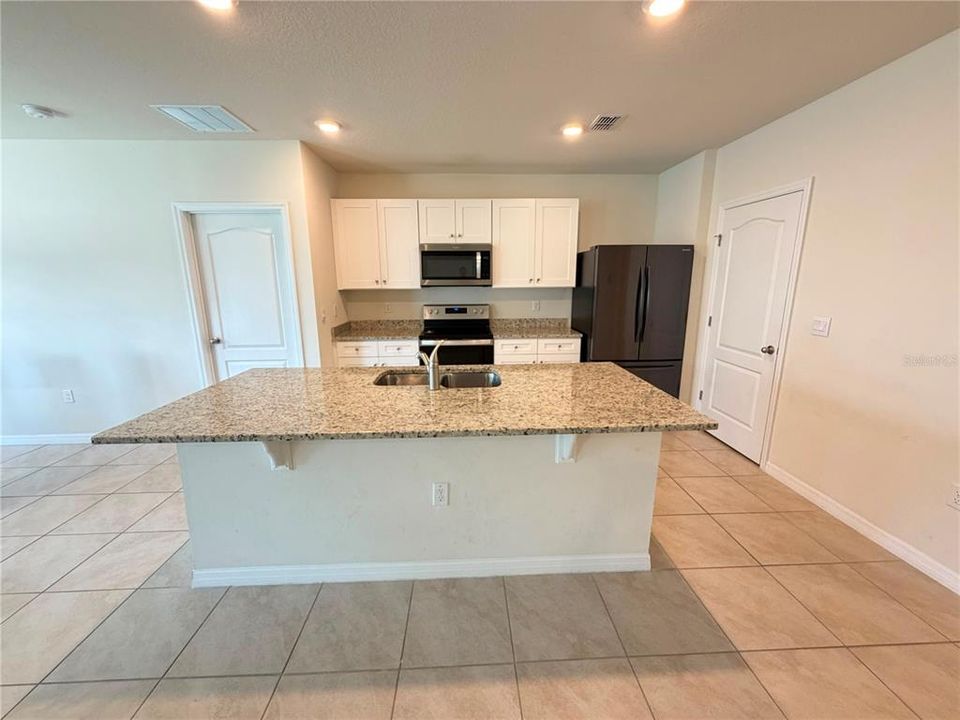 For Rent: $1,900 (3 beds, 2 baths, 1672 Square Feet)