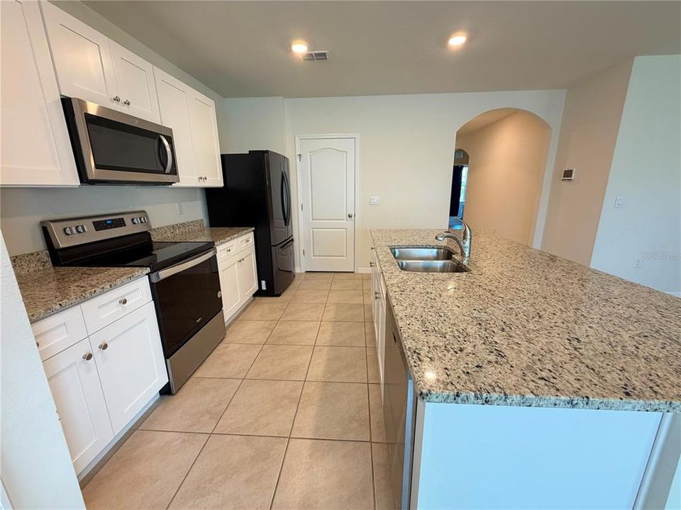 For Rent: $1,900 (3 beds, 2 baths, 1672 Square Feet)