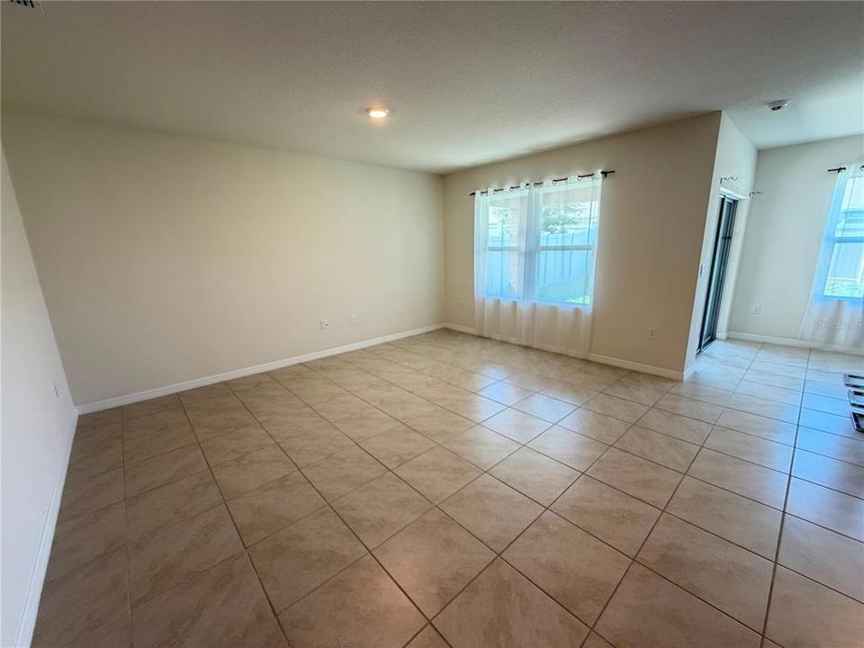 For Rent: $1,900 (3 beds, 2 baths, 1672 Square Feet)