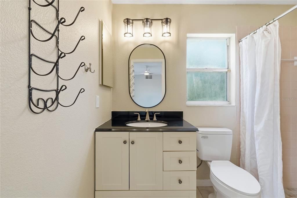 For Sale: $350,000 (2 beds, 2 baths, 988 Square Feet)