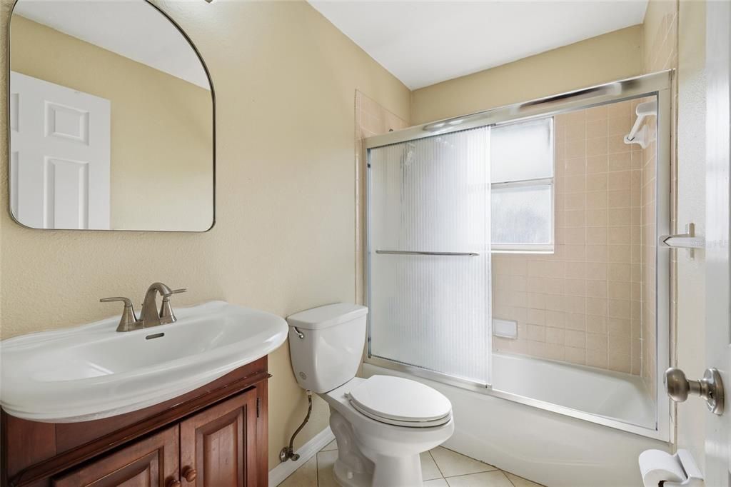 For Sale: $350,000 (2 beds, 2 baths, 988 Square Feet)