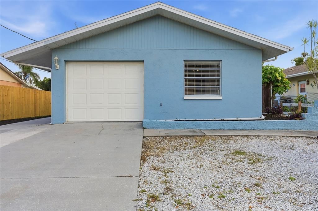 For Sale: $350,000 (2 beds, 2 baths, 988 Square Feet)