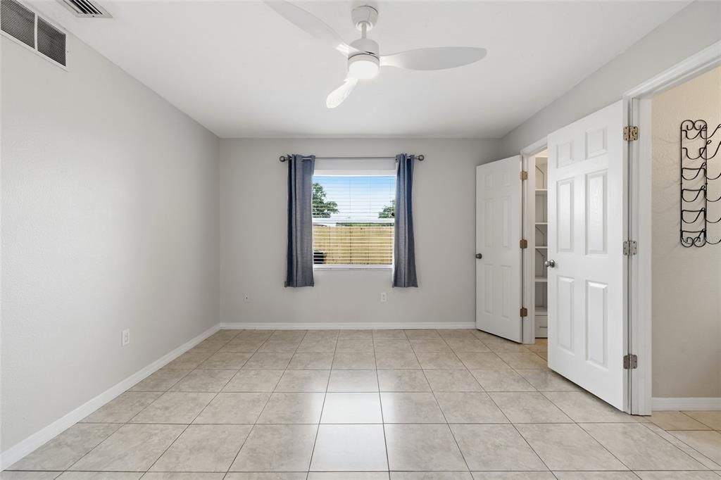 For Sale: $350,000 (2 beds, 2 baths, 988 Square Feet)