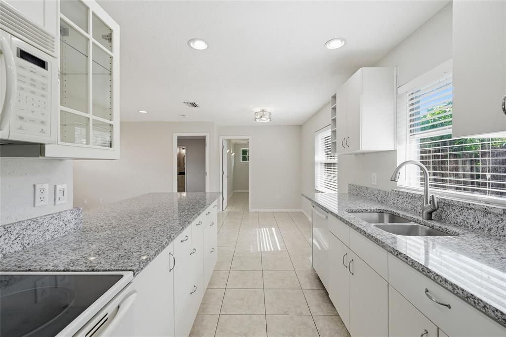 For Sale: $350,000 (2 beds, 2 baths, 988 Square Feet)