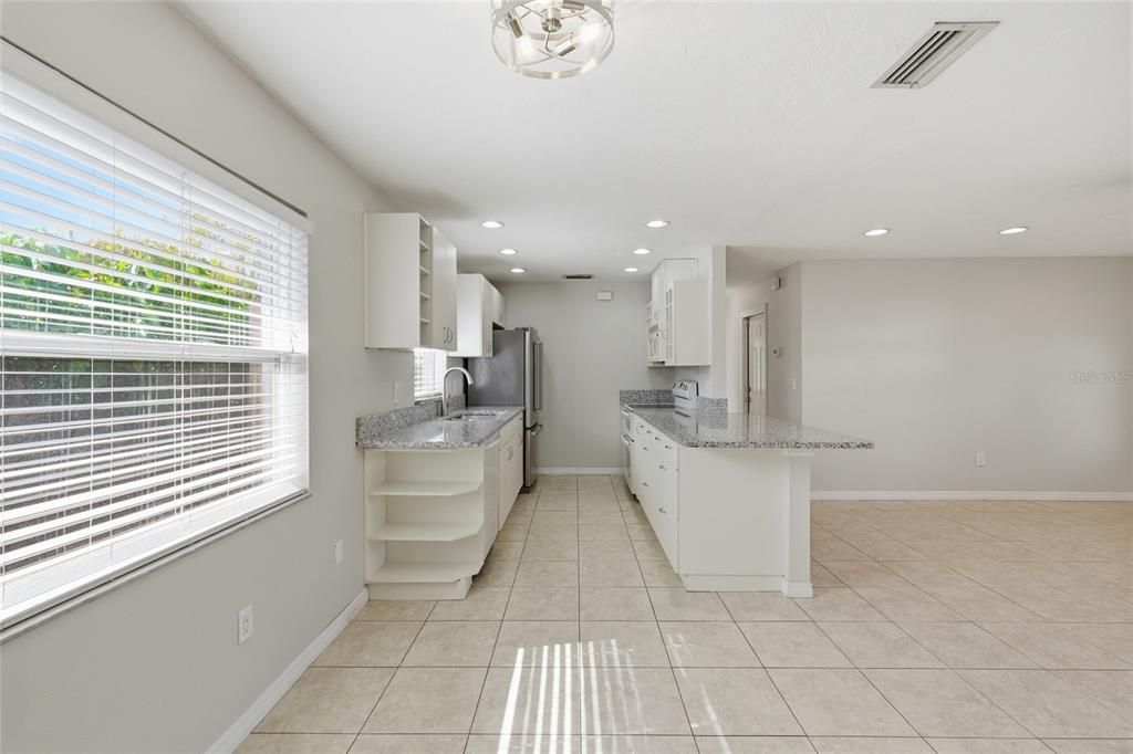 For Sale: $350,000 (2 beds, 2 baths, 988 Square Feet)