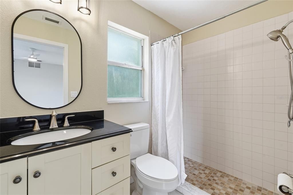 For Sale: $350,000 (2 beds, 2 baths, 988 Square Feet)