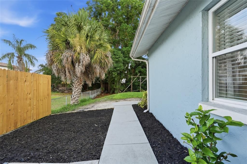 For Sale: $350,000 (2 beds, 2 baths, 988 Square Feet)