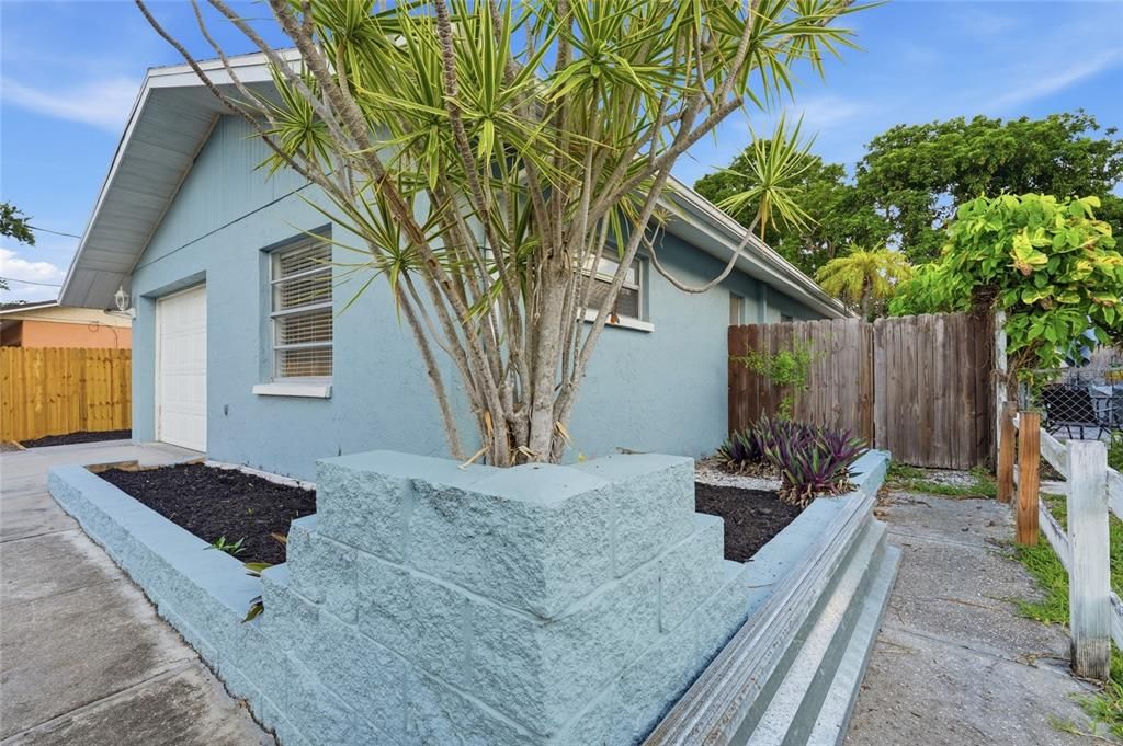 For Sale: $350,000 (2 beds, 2 baths, 988 Square Feet)