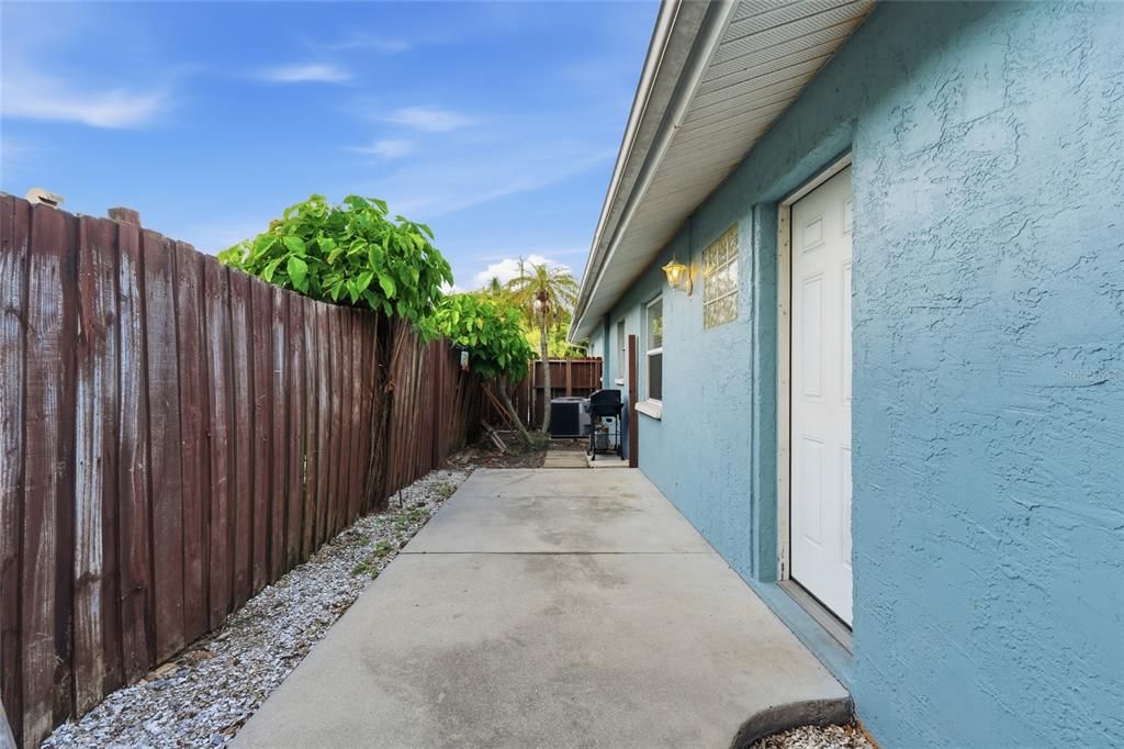 For Sale: $350,000 (2 beds, 2 baths, 988 Square Feet)