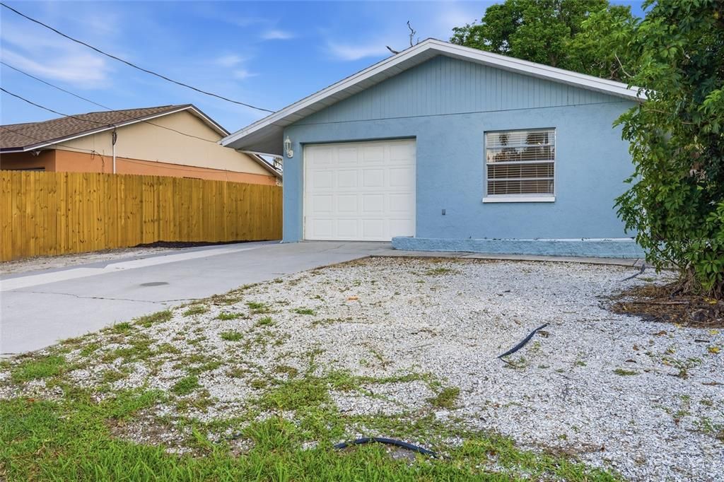 For Sale: $350,000 (2 beds, 2 baths, 988 Square Feet)