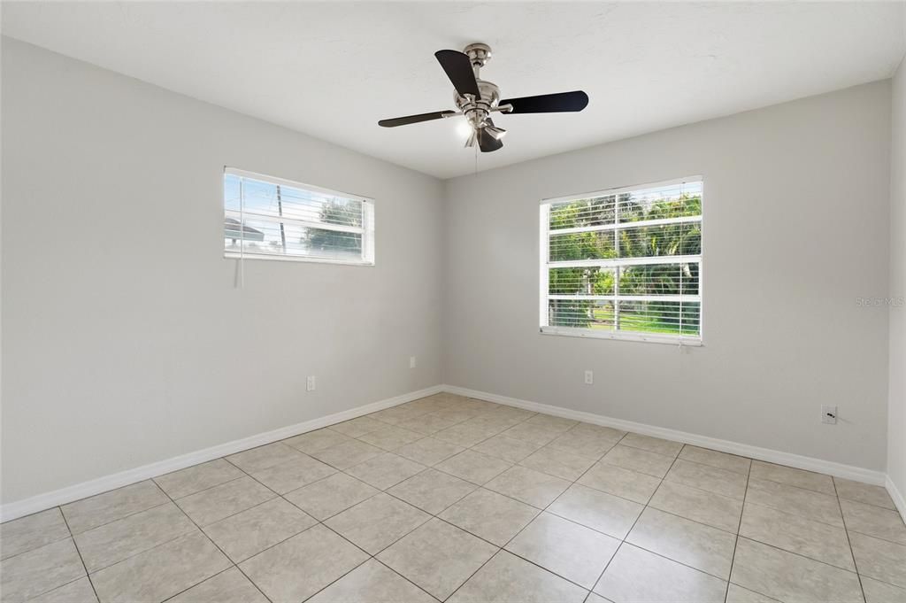 For Sale: $350,000 (2 beds, 2 baths, 988 Square Feet)