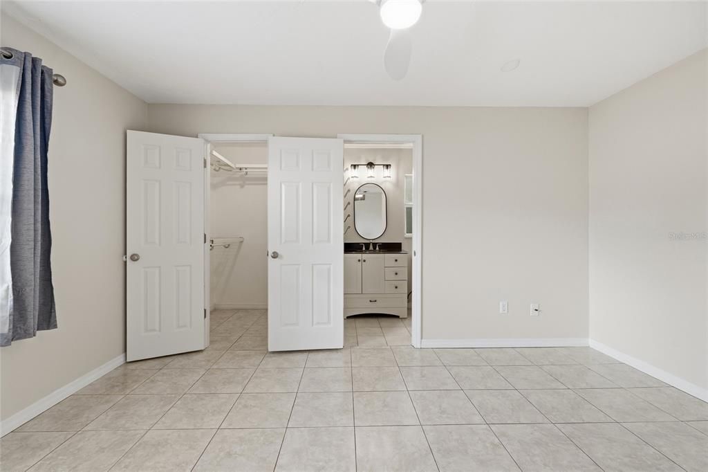 For Sale: $350,000 (2 beds, 2 baths, 988 Square Feet)