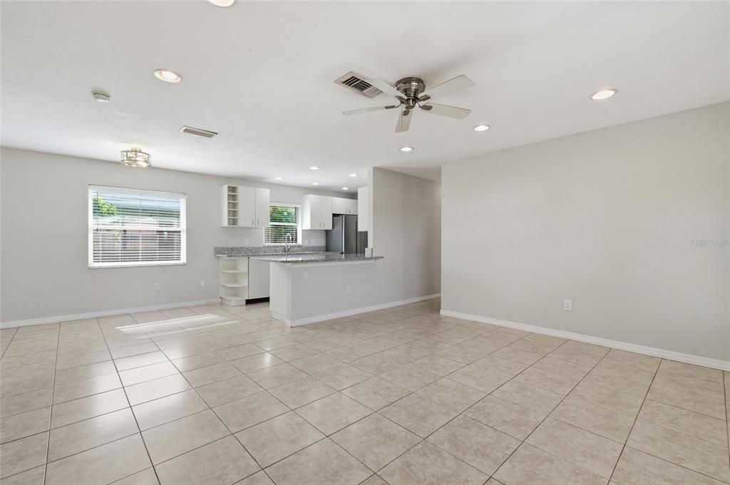For Sale: $350,000 (2 beds, 2 baths, 988 Square Feet)