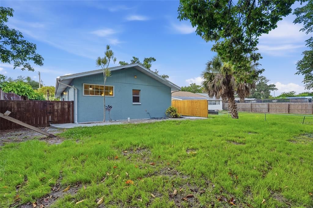 For Sale: $350,000 (2 beds, 2 baths, 988 Square Feet)